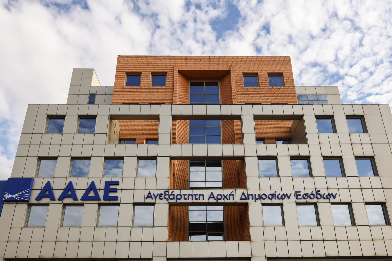Αυτόματες κατασχέσεις και πρόστιμα με τις νέες εφαρμογές της ΑΑΔΕ
