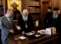 Η πρώτη αντίδραση της Εκκλησίας για τον γάμο ομόφυλων ζευγαριών – Τι αποφασίστηκε