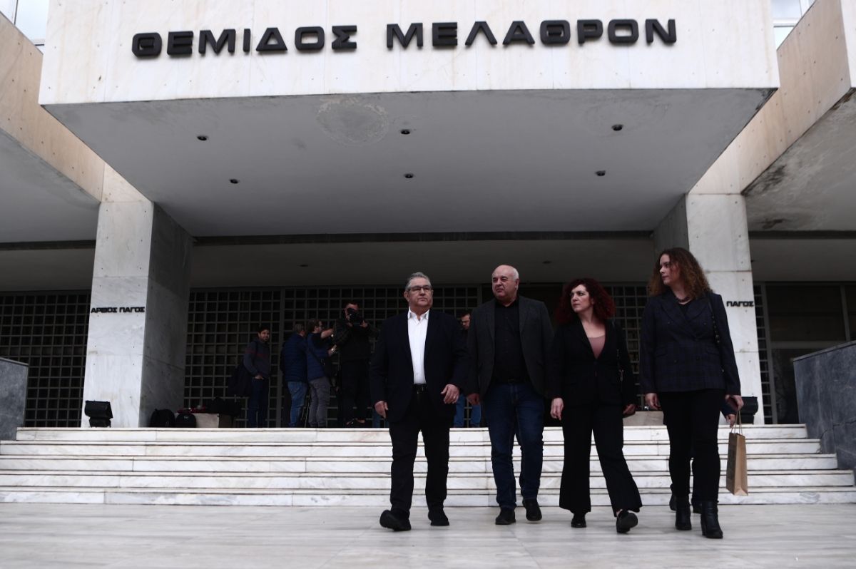 Τέμπη: Ο Κουτσούμπας κατέθεσε στην Αδειλίνη το πόρισμα του ΚΚΕ