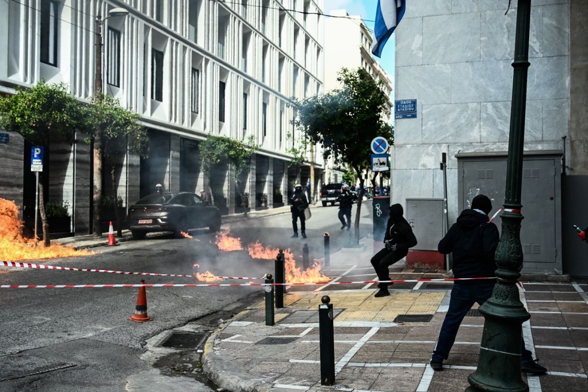 Επεισόδια στο πανελλαδικό πανεκπαιδευτικό συλλαλητήριο – Μολότοφ σε ξενοδοχείο