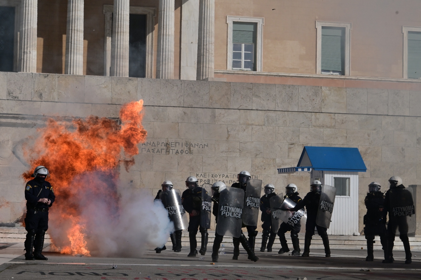 Νέος γύρος επεισοδίων με χημικά στο Σύνταγμα στην πορεία [vid]