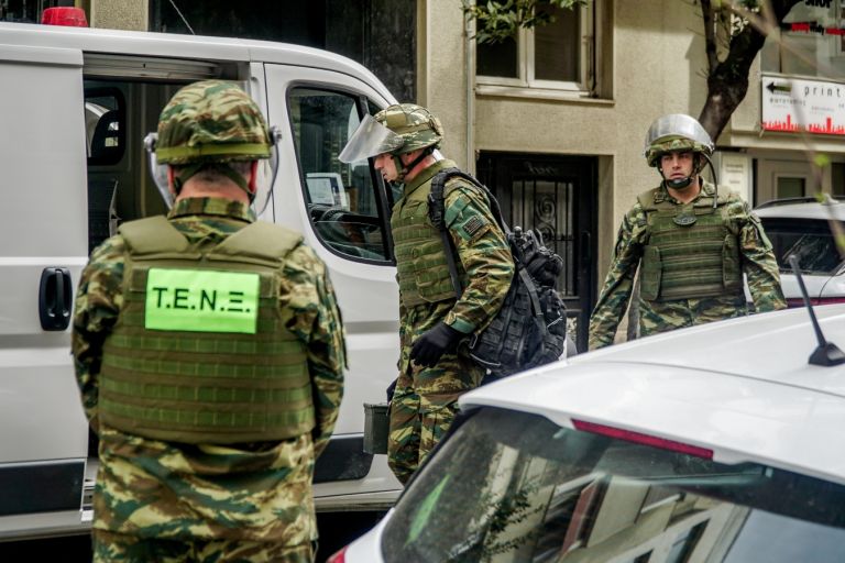 Απομακρύνθηκαν από πυροτεχνουργούς του Στρατού οι χειροβομβίδες από το σπίτι στην Σκουφά [vid]