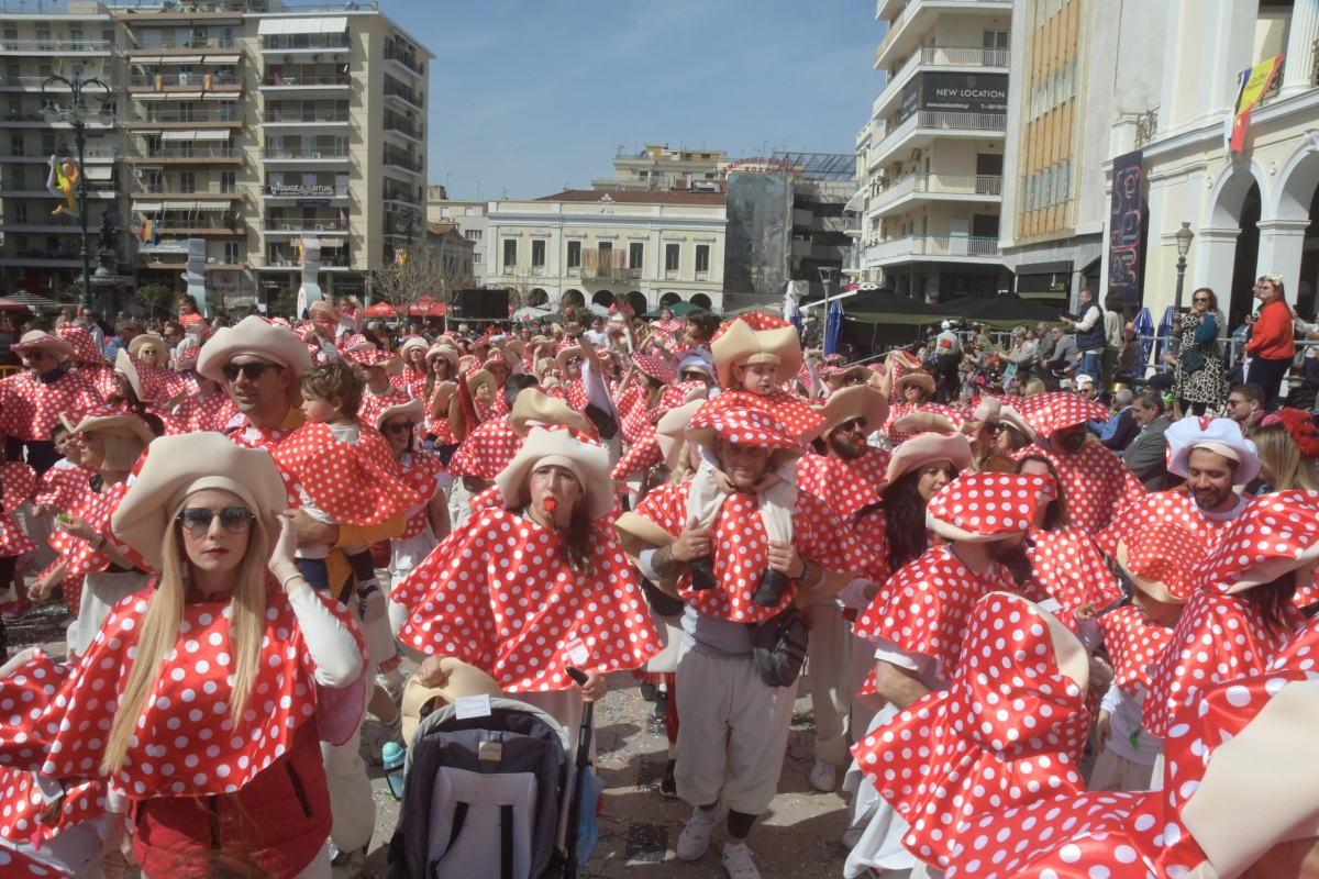 Η Πάτρα φόρεσε τα γιορτινά της και είναι έτοιμη για το φετινό καρναβάλι