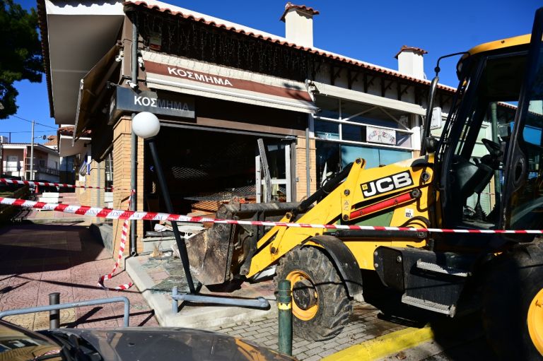 Κινηματογραφική απόπειρα ληστείας με μπουλντόζα σε κοσμηματοπωλείο στο Καπανδρίτι [vid]
