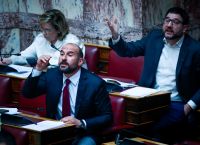 Αντιπαράθεση στη Βουλή για την υπόθεση του Κολωνού – Πυρά από την αντιπολίτευση