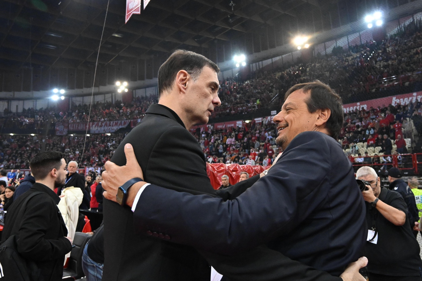 Ολυμπιακός Παναθηναϊκός: Η αγκαλιά Μπαρτζώκα και Αταμάν στο ντέρμπι!