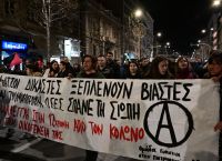 Συγκέντρωση στα Προπύλαια για την υπόθεση της 12χρονης στον Κολωνό: Κλειστή η Πανεπιστημίου