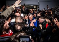 Ολυμπιακός – Βούλιαξε από φιλάθλους το αεροδρόμιο στην υποδοχή της ομάδας [vid]