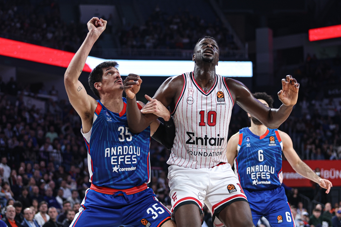 EuroLeague: Η Εφές σταμάτησε το σερί του Ολυμπιακού [85-72]