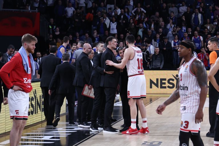 Euroleague: Χαμός με Μπαρτζώκα στο φινάλε του αγώνα Εφές – Ολυμπιακός [vid]