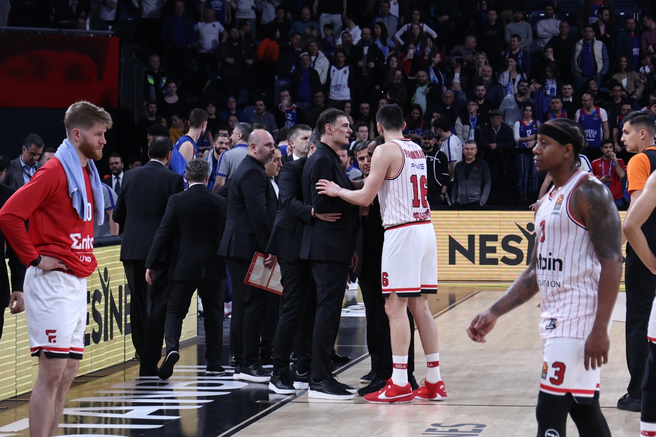 Euroleague: Χαμός με Μπαρτζώκα στο φινάλε του αγώνα Εφές – Ολυμπιακός [vid]