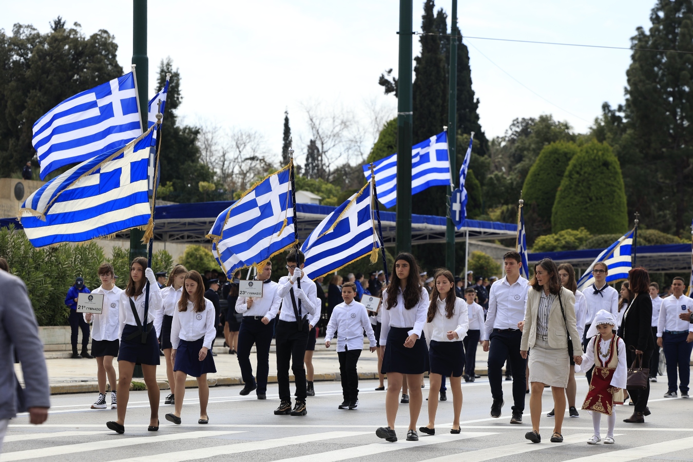 25η Μαρτίου: Παρέλασαν 1.500 μαθητές από 230 σχολεία [vid]