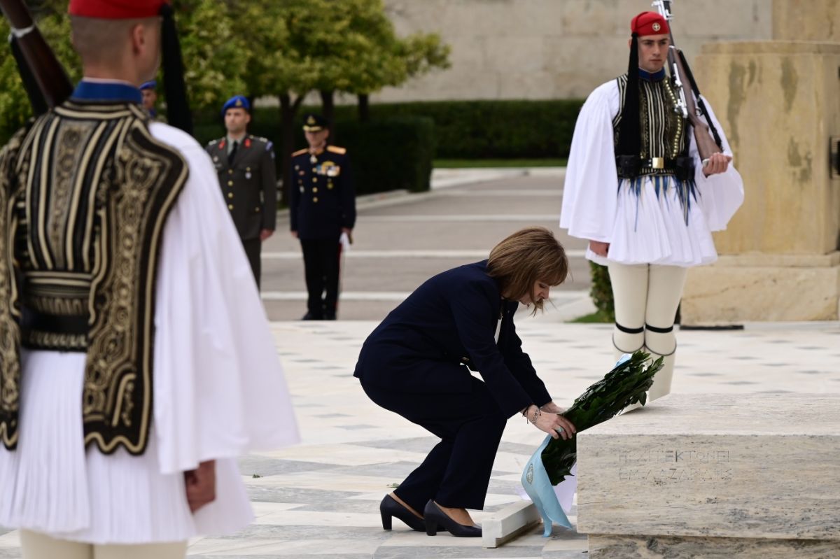 Σακελλαροπούλου: Κατέθεσε στεφάνι στο Μνημείο του Αγνώστου Στρατιώτη