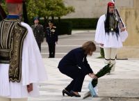 Σακελλαροπούλου: Κατέθεσε στεφάνι στο Μνημείο του Αγνώστου Στρατιώτη