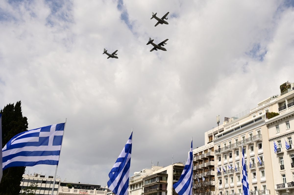 25η Μαρτίου: Η επετειακή διέλευση του Supermarine Spitfire συνοδεία αεροσκάφους F-16