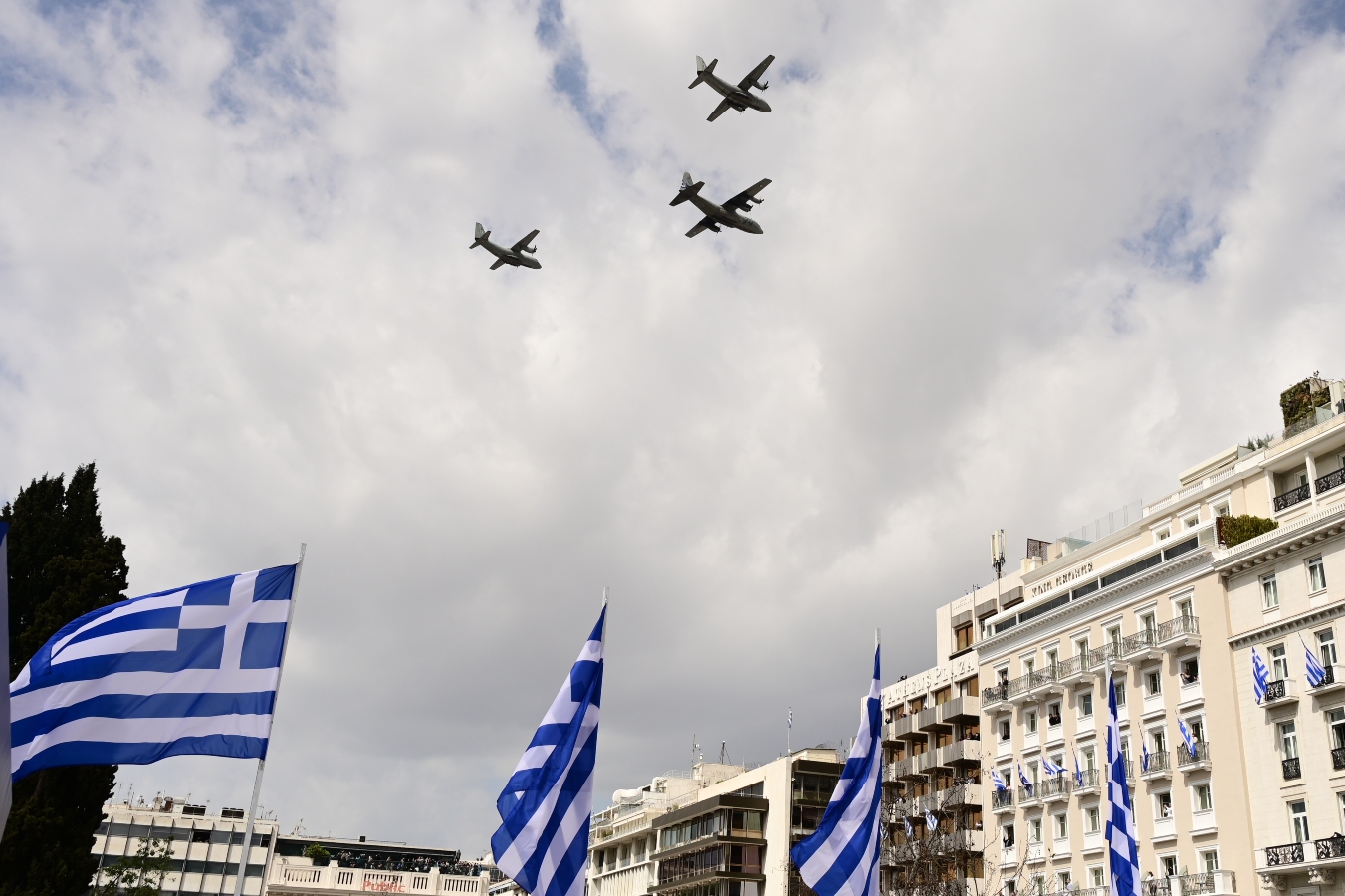 25η Μαρτίου: Η επετειακή διέλευση του Supermarine Spitfire συνοδεία αεροσκάφους F-16
