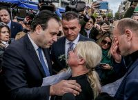 Λάρισα: Η μητέρα της Κλαούντια που χάθηκε στα Τέμπη δάκρυσε στην αγκαλιά του Παπαστεργίου