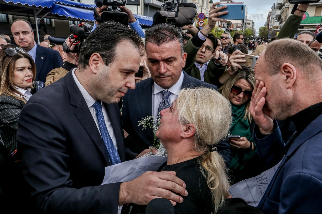 Λάρισα: Η μητέρα της Κλαούντια που χάθηκε στα Τέμπη δάκρυσε στην αγκαλιά του Παπαστεργίου