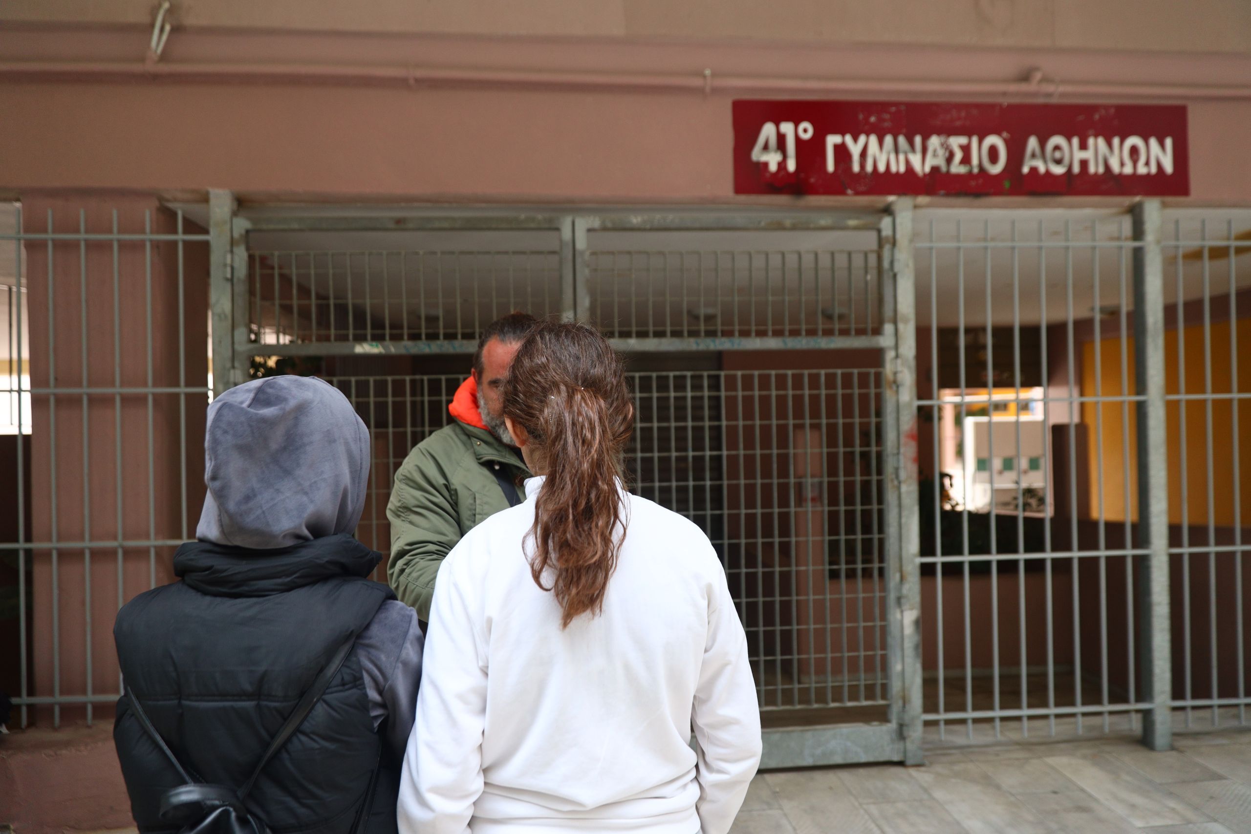 «Κλειδωθήκαμε στην τάξη, πολλά παιδιά έπαθαν κρίση» -Μαρτυρίες σοκ για την επίθεση του Γεωργιανού σε Γυμνάσιο