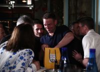 Κασσελάκης: Πάρτι στου Ψυρρή με τον Τάιλερ – Γιορτάζει τα γενέθλια και την απόλυση του από τον στρατό