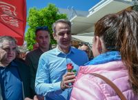 Μητσοτάκης στο Μοσχάτο: Οι selfies και τα χαμόγελα με τους πολίτες [vid]