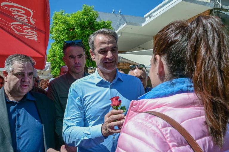 Μητσοτάκης στο Μοσχάτο: Οι selfies και τα χαμόγελα με τους πολίτες [vid]
