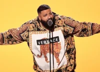Ο DJ Khaled διέταξε να τον πάρουν στα χέρια για να μη λερώσει τα παπούτσια του