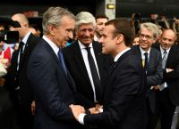 Ο Μακρόν παρασημοφόρησε τον Μπερνάρ Αρνό