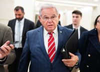 Ο πόλεμος των Ρόουζ: «Εξαπατήθηκα από τη γυναίκα μου» δηλώνει τώρα ο γερουσιαστής Μενέντεζ