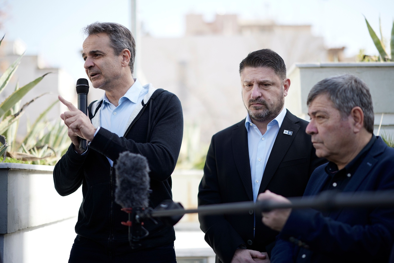 Επίσκεψη Μητσοτάκη στον Ασπόπυργο – Συνομίλησε με τους πολίτες