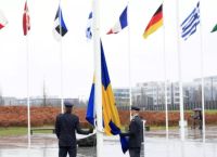 Η σημαία της Σουηδίας υψώθηκε στην έδρα του ΝΑΤΟ στις Βρυξέλλες – Επίσημα το 32ο μέλος της συμμαχίας