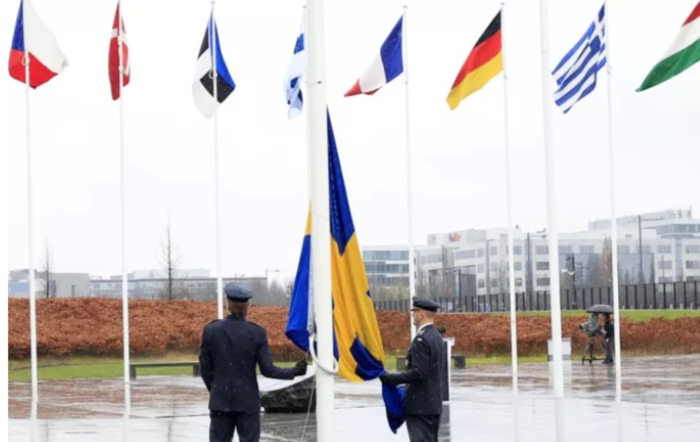 Η σημαία της Σουηδίας υψώθηκε στην έδρα του ΝΑΤΟ στις Βρυξέλλες – Επίσημα το 32ο μέλος της συμμαχίας