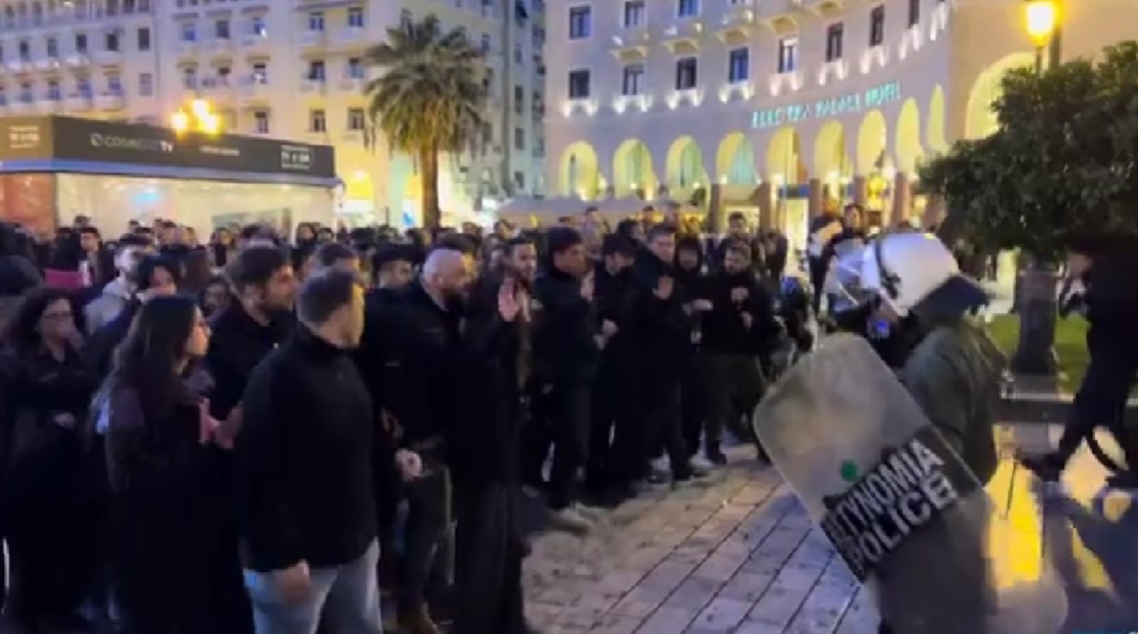 Θεσσαλονίκη: Αστυνομικοί απώθησαν διαδηλωτές έξω από το Ολύμπιον λόγω της ταινίας “Αδέσποτα κορμιά”