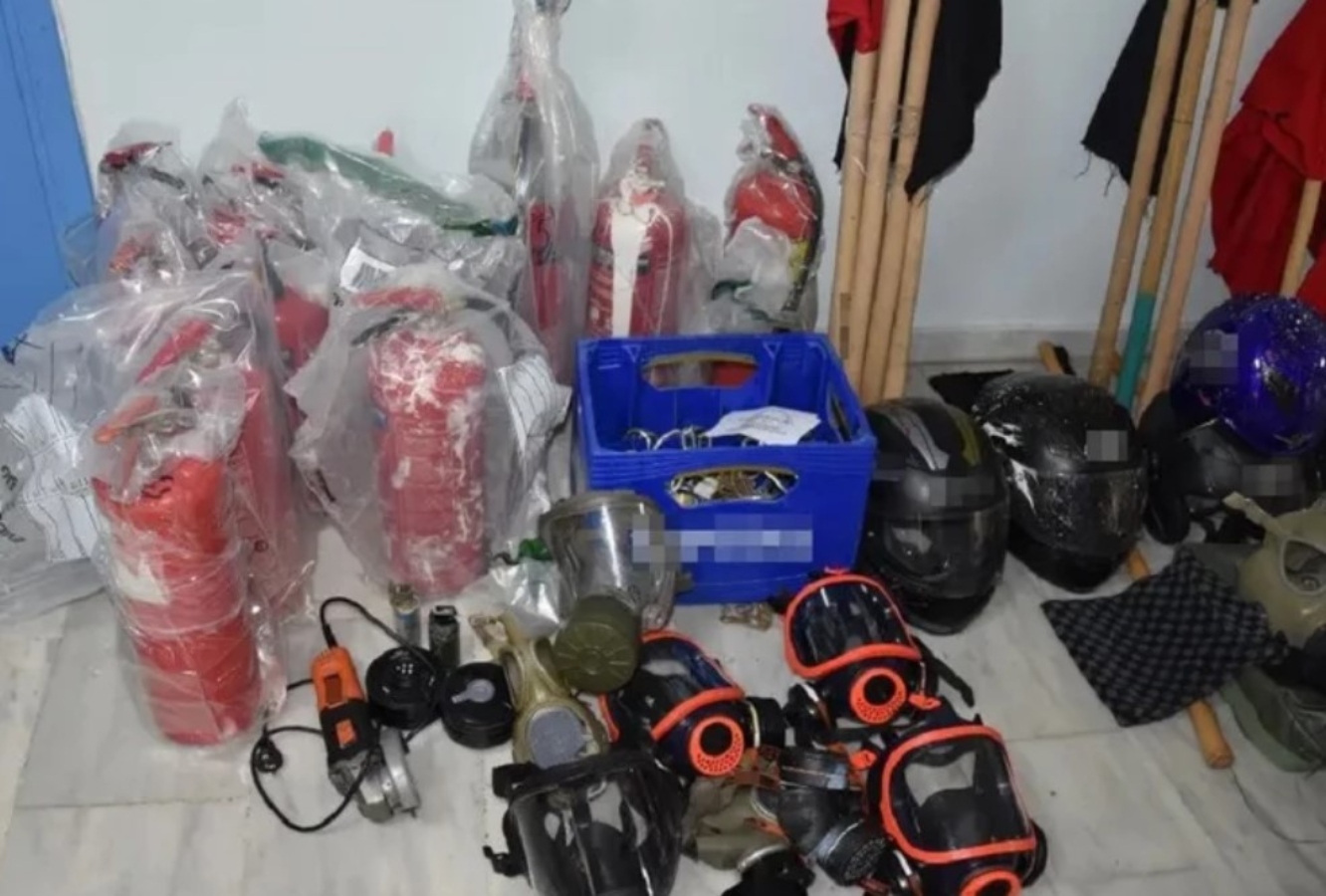 Κράνη, βαριοπούλα, κρότου λάμψης και κοντάρια βρέθηκαν στην επιχείρηση της Αστυνομίας στο ΑΠΘ