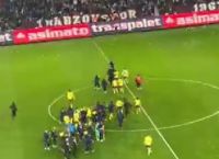 Ντου και ξύλο σε αγώνα ποδοσφαίρου: Οπαδοί της Τράμπζονσπορ επιτέθηκαν στους παίκτες της Φενέρ