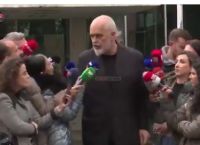 Ο Έντι Ράμα χειρονομεί σε γυναίκα ρεπόρτερ μπροστά στην κάμερα – Σφοδρές αντιδράσεις