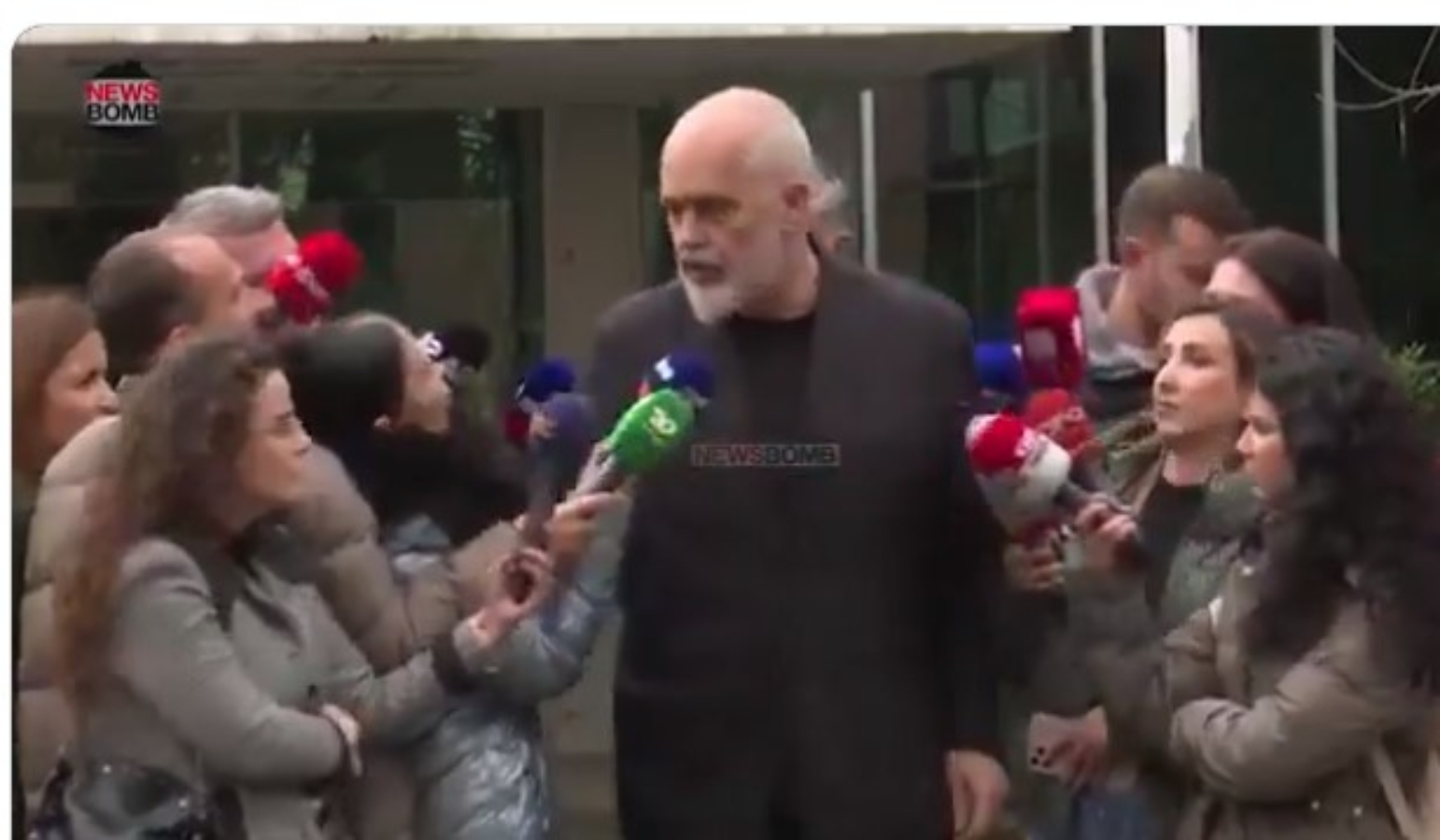 Ο Έντι Ράμα χειρονομεί σε γυναίκα ρεπόρτερ μπροστά στην κάμερα – Σφοδρές αντιδράσεις