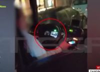 Οδηγός λεωφορείου μιλά στο κινητό και οδηγεί με τους… αγκώνες [vid]