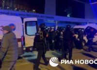 Ρωσία: Η στιγμή που οι ένοπλοι εισβάλλουν στον συναυλιακό χώρο και εκτελούν πολίτες [vid]
