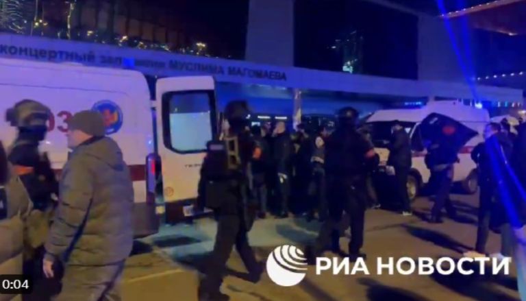 Ρωσία: Η στιγμή που οι ένοπλοι εισβάλλουν στον συναυλιακό χώρο και εκτελούν πολίτες [vid]