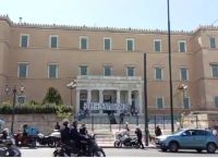 Μέλη του Ρουβίκωνα σήκωσαν πανό στη Βουλή και το Προεδρικό Μέγαρο για τα Τέμπη
