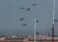 Έγιναν οι πρώτες ρίψεις ανθρωπιστικής βοήθειας από τις ΗΠΑ στη Γάζα