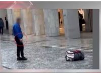 Τα πρώτα λόγια της 21χρονης που δέχτηκε επίθεση με μαχαίρι στην Ερμού – «Ο δράστης είναι στη φυλακή;»