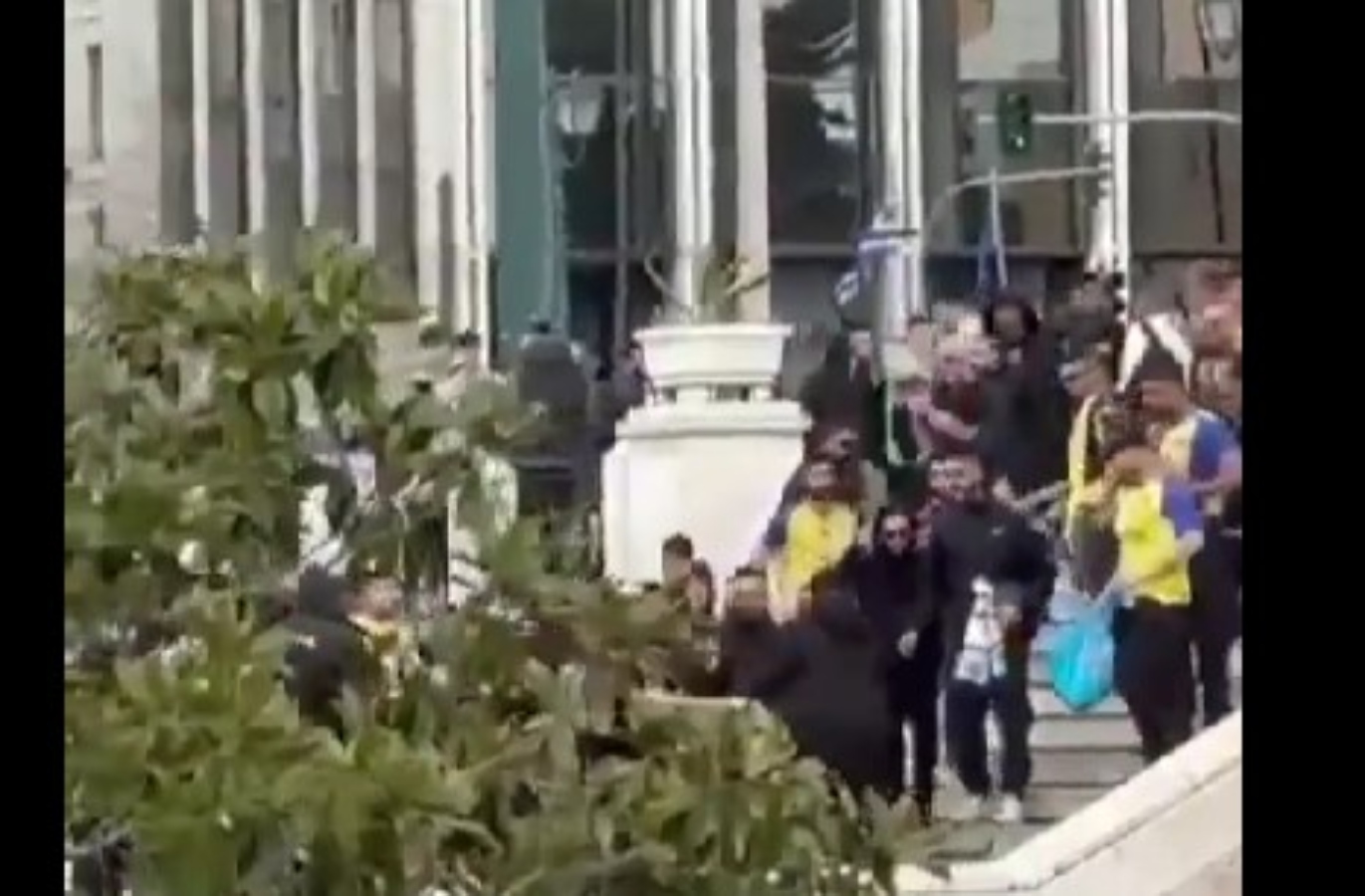 Οπαδοί της Μακάμπι Τελ Αβίβ ενεπλάκησαν σε καβγά με δύο άντρες [vid]
