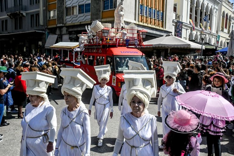 Κορυφώνονται οι καρναβαλικές εκδηλώσεις σε όλη τη χώρα [vid]