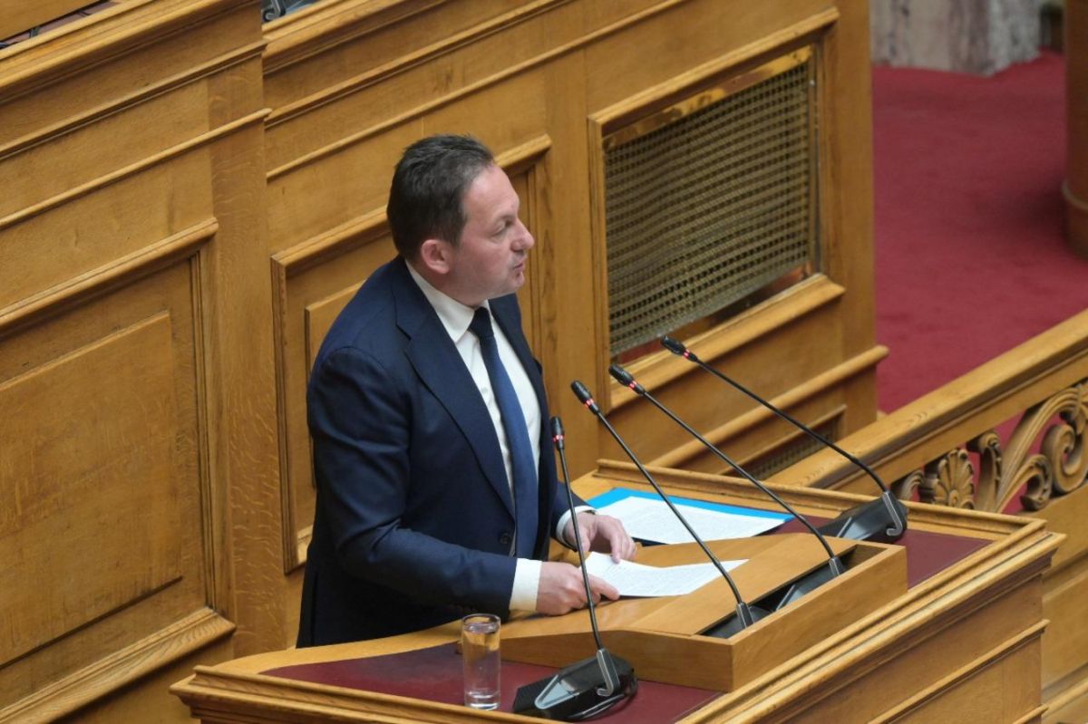 Πέτσας: Τα κόμματα της αντιπολίτευσης προσφέρουν “σωσίβιο” στον παραπαίοντα Ανδρουλάκη