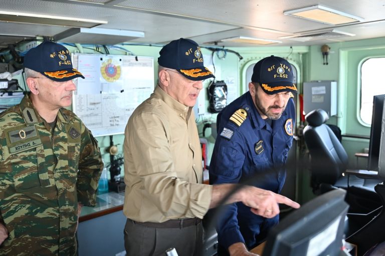 Δένδιας: Ήταν τιμή που βρέθηκα με τους αρχηγούς ΓΕΕΘΑ και ΓΕΝ στη φρεγάτα Ύδρα