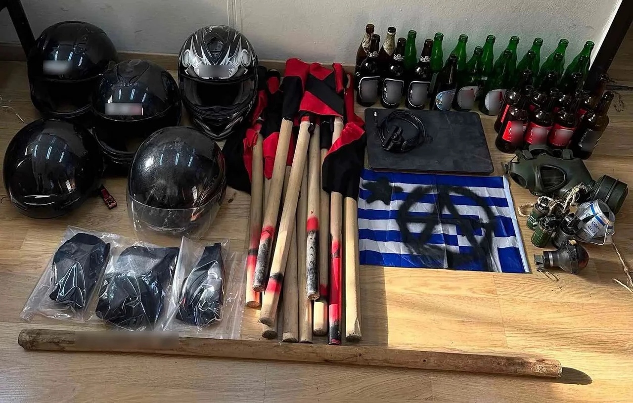 Ρόπαλα, κράνη, χειροβομβίδες και καμένη ελληνική σημαία στις φοιτητικές εστίες της Πανεπιστημιούπολης