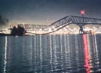 Βαλτιμόρη: Η γέφυρα Key Bridge κατέρρευσε – Φορτηγό πλοίο συγκρούστηκε με αυτήν [vid]