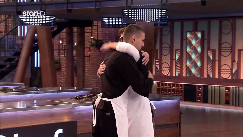 Η παραγωγή του MasterChef τρολάρει τον Κώστα μετά τη δεύτερη σερί νίκη του και τον μεταμορφώνει σε γεράκι
